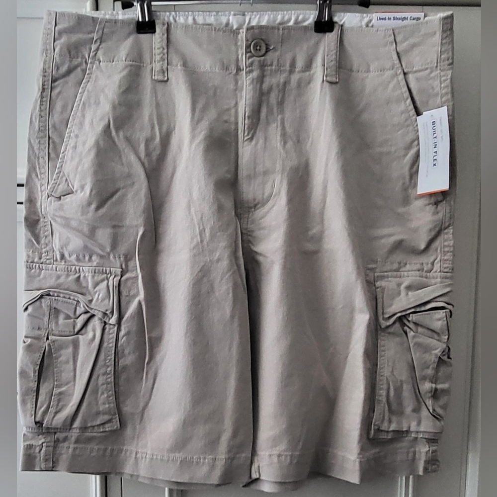 Old Navy Men's Cargo Shorts in Light Tan